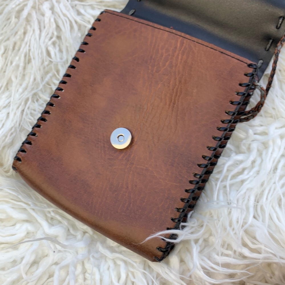 ✨🖤 Super Cute Leather Handmade Crossbody 🖤✨ - Picture 6 of 8